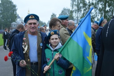 На площади Славы в Великом Устюге состоялся митинг по случаю Дня празднования воздушно-десантных войск