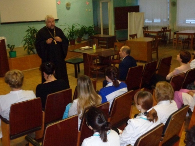 Священник побеседовал о вере с медицинским персоналом детской поликлиники №2 города Череповца
