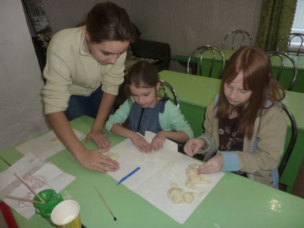 Воспитанники воскресной школы села Кубенское сделали рождественские елочные украшения