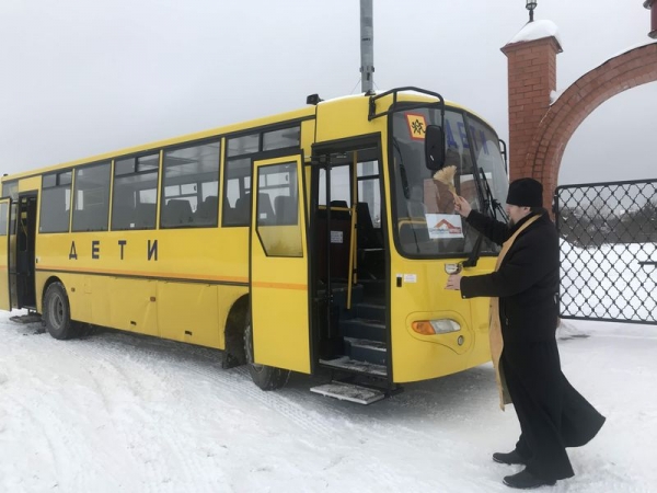 Школьники Грязовецкого района будут ездить на новом освященном автобусе