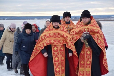 В Великом Устюге совершили крестный ход в возрождающийся Михайло-Архангельский монастырь