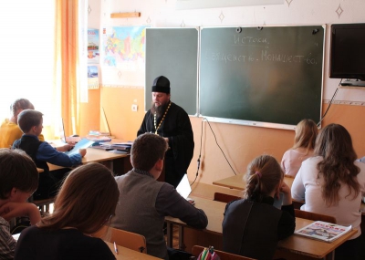 Настоятель Ферапонтова монастыря провел для семиклассников урок о священнослужителях и таинствах