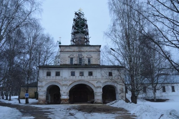 В восстанавливаемой Владимирской надвратной церкви Михайло-Архангельского монастыря совершаются богослужения