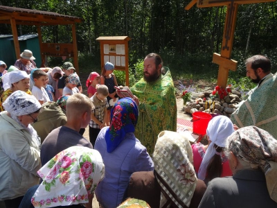 У поклонного креста деревни Пятино состоялся молебен с водоосвящением