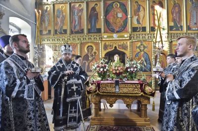 В Великую Пятницу митрополит Игнатий совершил вечерню с выносом Святой Плащаницы в храме Покрова на Торгу