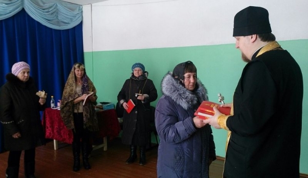 Верующим жителям деревни Вараксино раздали экземпляры Святого Евангелия