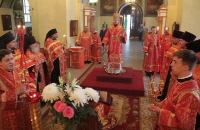 В канун отдания праздника Пасхи епископ Череповецкий и Белозерский Флавиан возглавил вечернее богослужение в храме Архиерейского Воскресенского подворья города Череповца