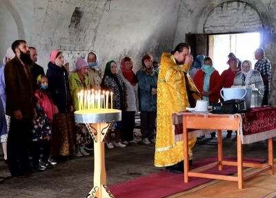 В возрождаемом Петропавловском храме деревни Бекетовской состоялся молебен