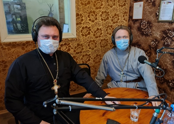 В прямом эфире радиостанции «Эхо Вологды» священники ответили на вопросы радиослушателей