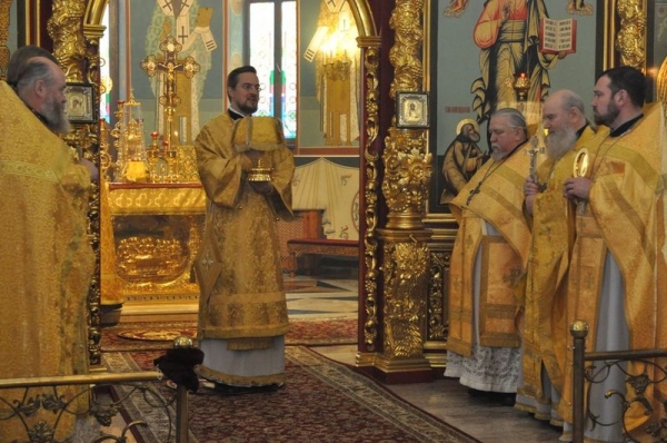 Епископ Флавиан совершил Божественную литургию и чин возведения во игумена