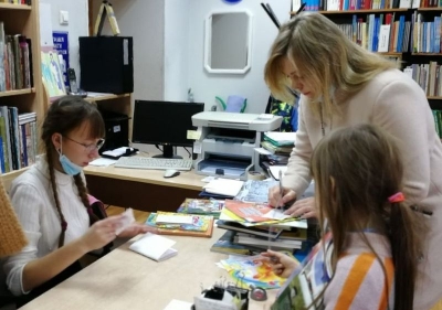 Учащиеся воскресной школы оказали помощь приходской библиотеке Воскресенского собора города Череповца
