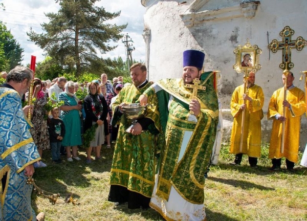 В престольный день впервые за 89 лет в верхнем храме Троицкой церкви села Кубенское состоялась Божественная литургия