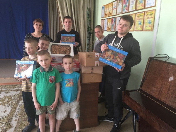 Социальному отделу Вологодской епархии благотворителями переданы сладкие угощения для муниципальных социальных учреждений