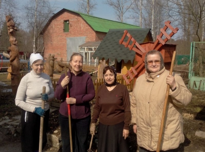 Прихожане Лазаревского храма Вологды благоукрасили приходской двор