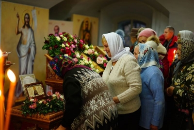 Прихожане грязовецких храмов помолились перед мощами святителя Николая Чудотворца в кафедральном соборе Вологды