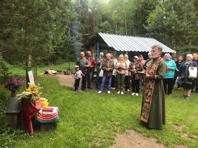 Молебен на святом источнике в день памяти Святителя Николая Чудотворца совершил протоиерей Арсений Скороходько