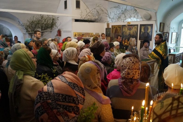 В праздник Святой Троицы в Успенском храме города Белозерска состоялась Божественная литургия