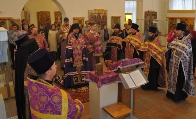 Епископ Флавиан совершил молебен преподобному Кириллу Новоезерскому в художественном музее города Череповца