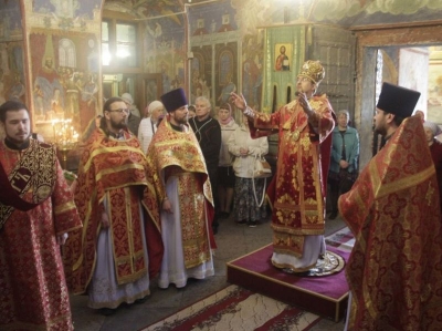 В день памяти святых жен-мироносиц епископ Флавиан совершил Литургию в Казанском храме города Устюжны