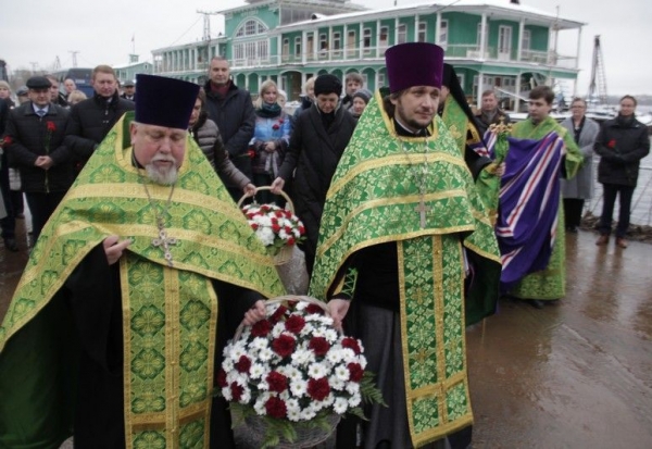 В канун Дня города Череповца епископ Флавиан возложил цветы к памятнику преподобным Афанасию и Феодосию Череповецким