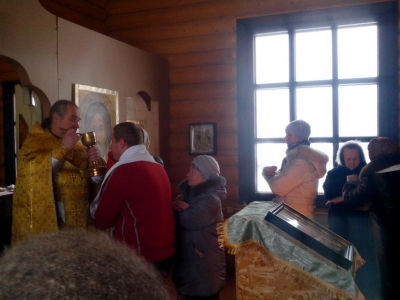 В новом храме в честь Трех святителей поселка Ломоватка совершена первая Божественная литургия