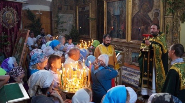 Прихожане Успенского храма города Белозерска встретили праздник Святой Троицы