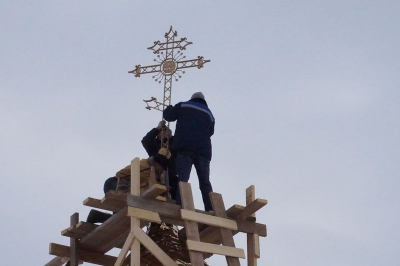 На часовню в честь пророка Божия Илии деревни Аксеново Вологодского района установили крест