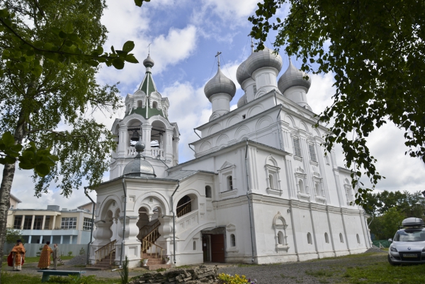 В престольный праздник храма святых Константина и Елены в Вологде Божественную литургию возглавил митрополит Игнатий