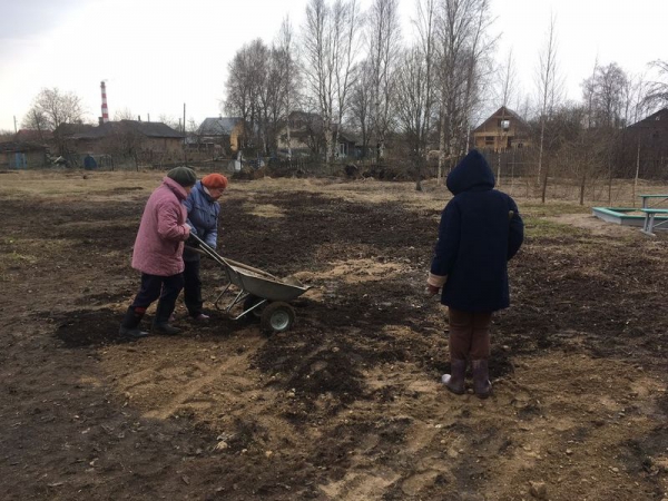 Возле храме праведного Иоанна Кронштадтского города Сокола прошел субботник