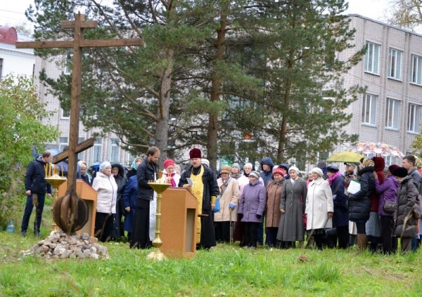 Установлен крест на месте строительства Михаило-Архангельского храма в поселке Молочное