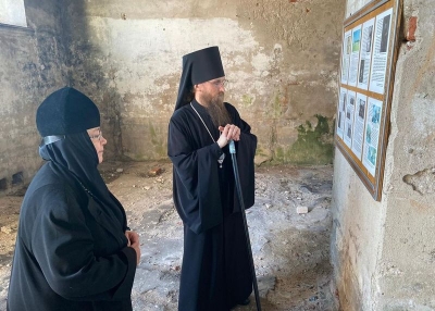 Епископ Игнатий и игумения Кирилла (Червова) осмотрели территорию разрушенного Парфеновского женского монастыря