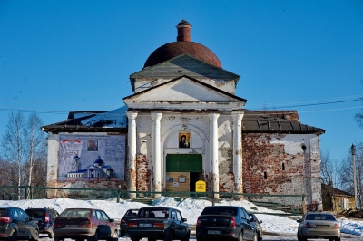 На здании Казанского собора Кириллова размещен информационный баннер