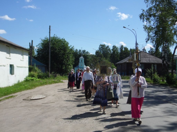 Прихожане Крестовоздвиженского храма города Грязовца совершили крестный ход к поклонному кресту