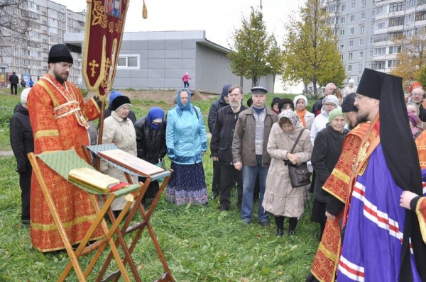 Епископ Флавиан совершил молебен на месте строительства храма Иоанна Богослова в Череповце