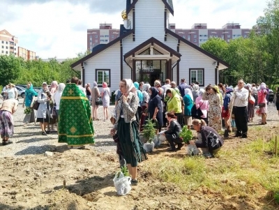 Рядом с храмом преподобного Сергия Радонежского в Череповце появилась аллея молодых деревьев
