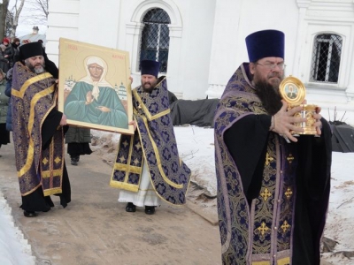 Приход Успенского храма города Белозерска проводил икону с частицей мощей Матроны Московской