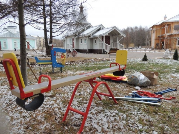 На подворье храма Иоанна Кронштадтского в Соколе установили детскую площадку