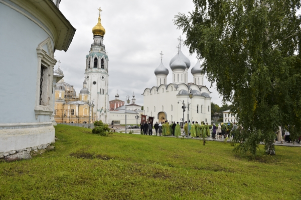 Совершением Божественной литургии и крестным ходом на Соборной горке в Вологде отметили память святого Александра Невского