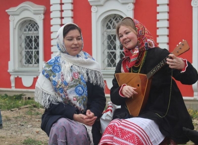 На подворье храма Петра и Павла в Новинках г. Вологды прошел праздник Красная Горка