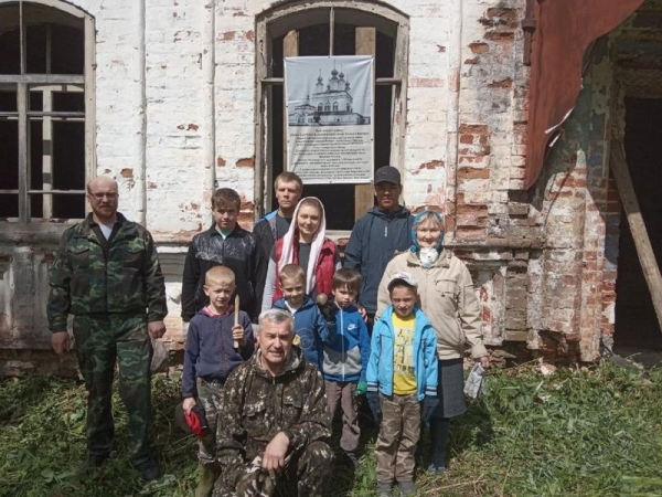 На территории разрушенного Сретенского храма города Великого Устюга состоялся субботник