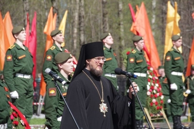 Правящий архиерей епископ Флавиан и духовенство Череповецкой епархии приняли участие в торжественном митинге в День Победы