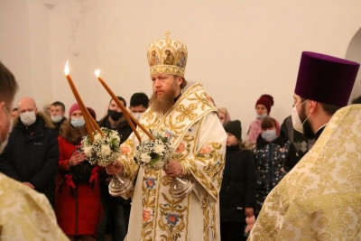 Митрополит Савва возглавил праздничную Рождественскую службу в Воскресенском кафедральном соборе