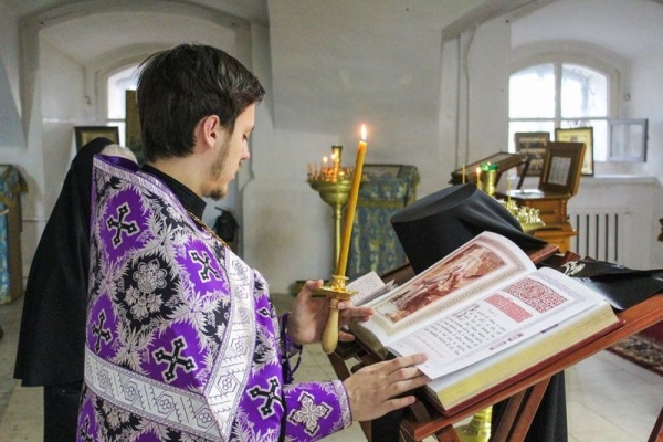 В первые дни Страстной седмицы студенты Вологодской семинарии молились на богослужении в Воскресенском кафедральном соборе