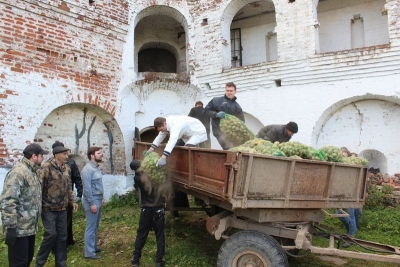 Новый урожай картофеля заложили в хранилище Вологодской семинарии