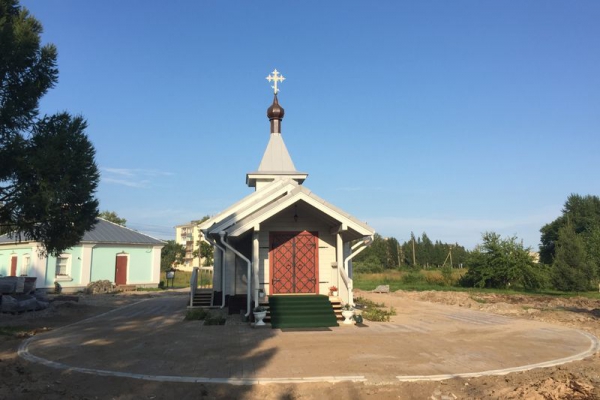 В Соколе территорию возле храма выложили тротуарной плиткой