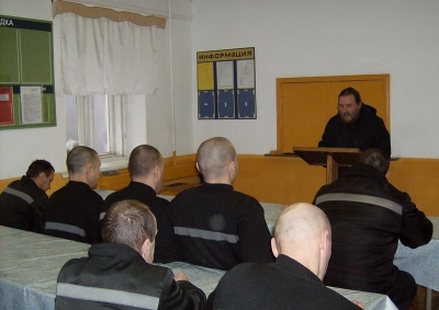 Священник провел лекции и причастил осужденных в ИК-5