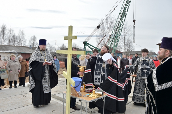 В ходе архипастырского визита в Междуреченское благочиние митрополит Игнатий освятил первый камень в основание Троицкого храма в селе Шуйское