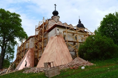 В храме Преподобного Сергия Радонежского Кирилло-Белозерского монастыря проводятся реставрационные работы