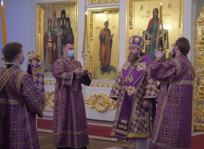В канун Крестопоклонной Недели митрополит Савва совершил всенощное бдение в Воскресенском кафедральном соборе Вологды