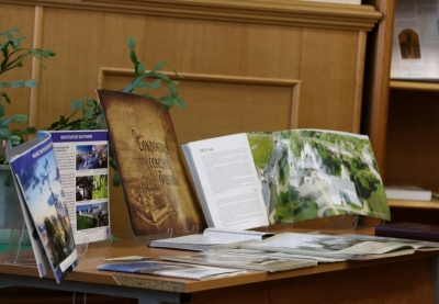 Студенты семинарии ознакомились с экспозицией книжной выставки об истории Спасо-Прилуцкого монастыря